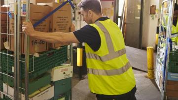 Skladiščnik na oddelku sortiranja embalaže