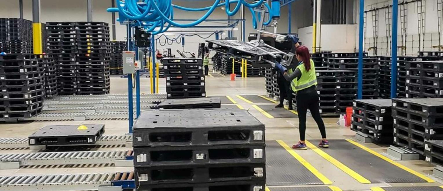 Skladiščnik na oddelku sortiranja palet